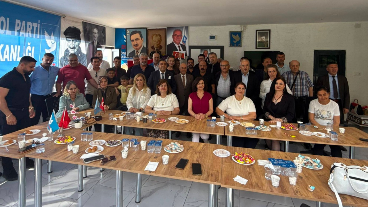 Bursa'da Bayram Coşkusu: DSP İl Başkanlığı'nda Birlik ve Dayanışma Bursa'da Bayram Coşkusu: DSP İl Başkanlığı'nda Birlik ve Dayanışma
