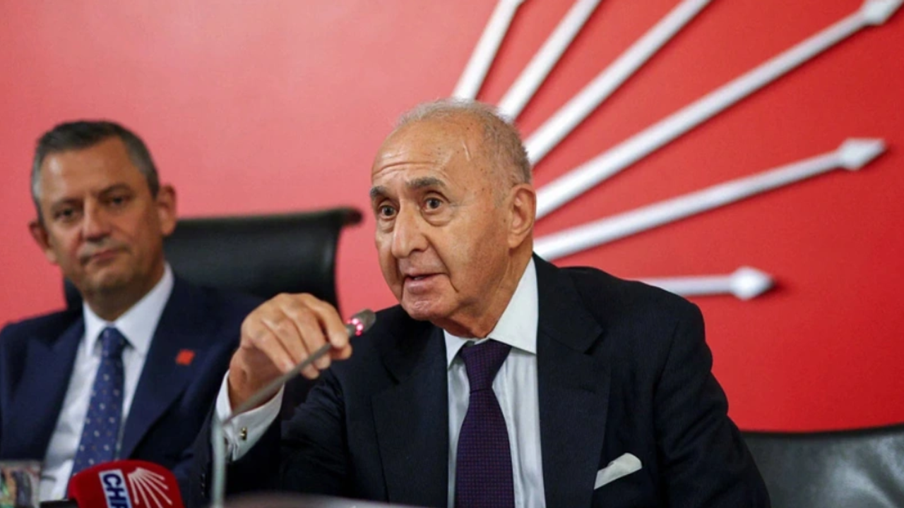 Hikmet Çetin'den Özgür Özel'e Destek: Siyasi Süreçte Bir Adım İleri Hikmet Çetin'den Özgür Özel'e Destek: Siyasi Süreçte Bir Adım İleri