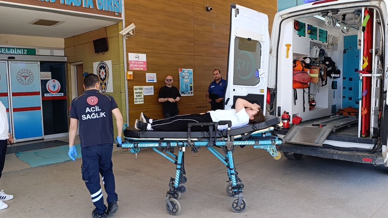 İnegöl'de Devrilen Triportör Kazası: 3 Yaralı İnegöl'de Devrilen Triportör Kazası: 3 Yaralı