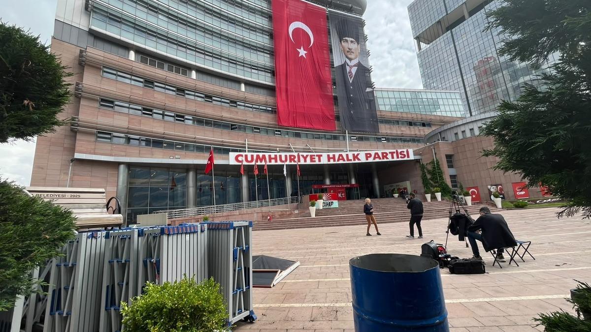 CHP Genel Merkezi'nde Temizlik Çalışmaları Başladı: Olaylı Günün Ardından Hasar Gideriliyor