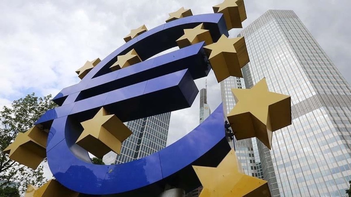 Euro Bölgesi'nde İşsizlik Oranı: Nisan'da Yüzde 6,3 Seviyesinde Sabit Kaldı Euro Bölgesi'nde İşsizlik Oranı: Nisan'da Yüzde 6,3 Seviyesinde Sabit Kaldı