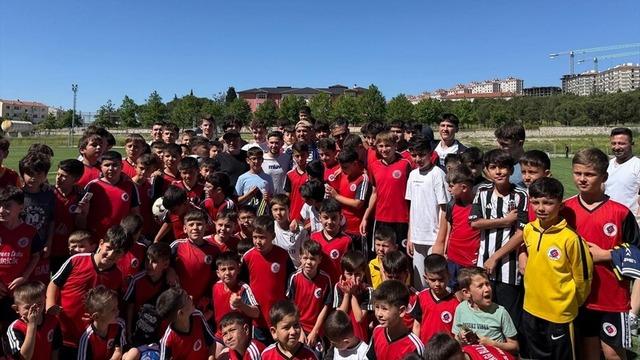 Cengiz Ünder, Balıkesir'de Genç Sporcularla Buluştu: Kariyerine İlk Adımı Attığı Akademiyi Ziyaret Etti Cengiz Ünder, Balıkesir'de Genç Sporcularla Buluştu: Kariyerine İlk Adımı Attığı Akademiyi Ziyaret Etti