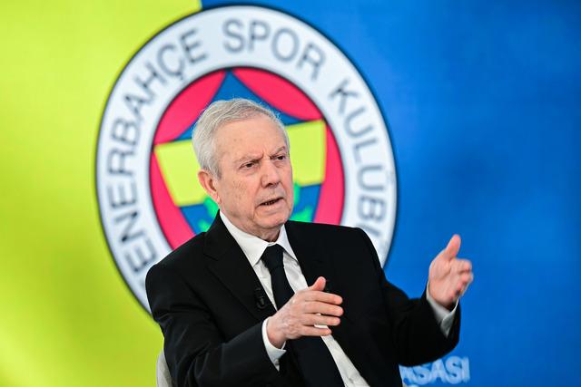 Aziz Yıldırım'dan Canlı Yayında Sinek Esprisi: Gülümseten Anlar Yaşandı