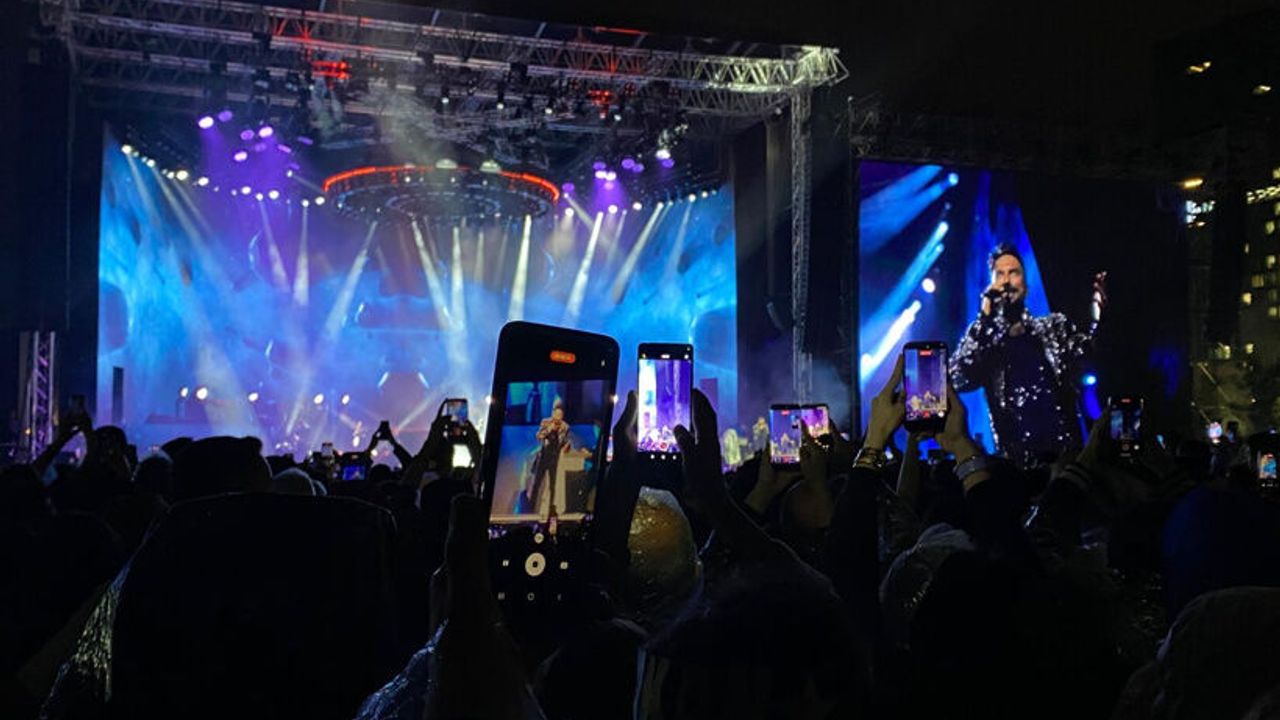 Tarkan, Ankara'da Yağmura Rağmen Coşkulu Bir Konser Verdi Tarkan, Ankara'da Yağmura Rağmen Coşkulu Bir Konser Verdi