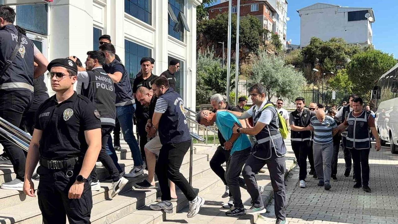 Dev Narkotik Operasyonu: 29 Şüpheli Orhangazi Adliyesi'ne Sevk Edildi Dev Narkotik Operasyonu: 29 Şüpheli Orhangazi Adliyesi'ne Sevk Edildi