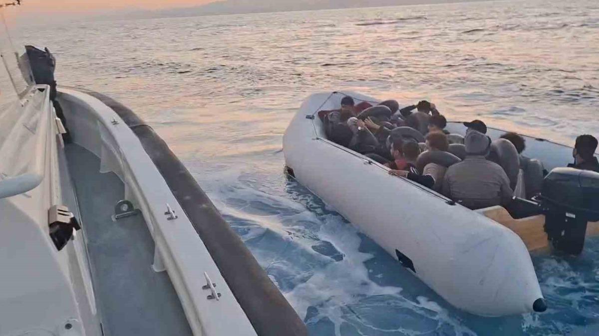Kuşadası Açıklarında 18 Düzensiz Göçmen Yakalandı: 2'si Çocuk Kuşadası Açıklarında 18 Düzensiz Göçmen Yakalandı: 2'si Çocuk