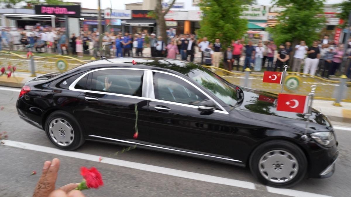 Cumhurbaşkanı Erdoğan Edirne'ye Geldi: Karanfillerle Karşılandı Cumhurbaşkanı Erdoğan Edirne'ye Geldi: Karanfillerle Karşılandı