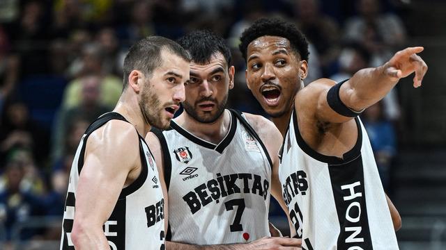 Beşiktaş, Fenerbahçe'yi Deplasmanda 88-80 Yenerek Finalde Avantajı Elde Etti Beşiktaş, Fenerbahçe'yi Deplasmanda 88-80 Yenerek Finalde Avantajı Elde Etti
