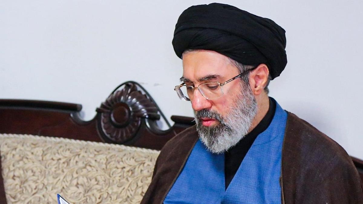 Hamaney'den Kritik Açıklama: "Milli Birlik, Galibiyetin Anahtarı" Hamaney'den Kritik Açıklama: "Milli Birlik, Galibiyetin Anahtarı"