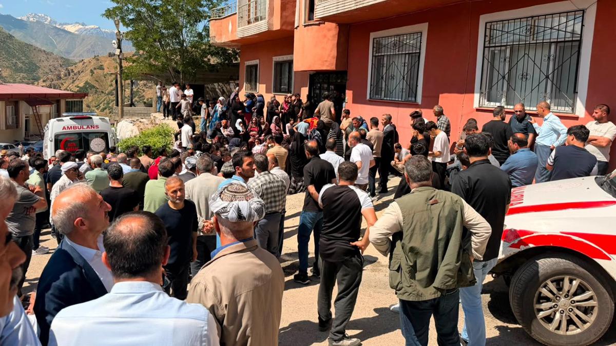 Uzman Çavuş Hakkari'de Kanlı Olay: 4 Kişiyi Öldürdü, İntihara Teşebbüs Etti Uzman Çavuş Hakkari'de Kanlı Olay: 4 Kişiyi Öldürdü, İntihara Teşebbüs Etti