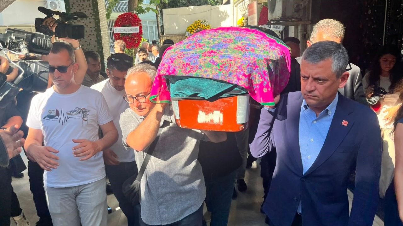 Özgür Özel, Nurhayat Gönülşen İçin Cenaze Törenine Katıldı Özgür Özel, Nurhayat Gönülşen İçin Cenaze Törenine Katıldı