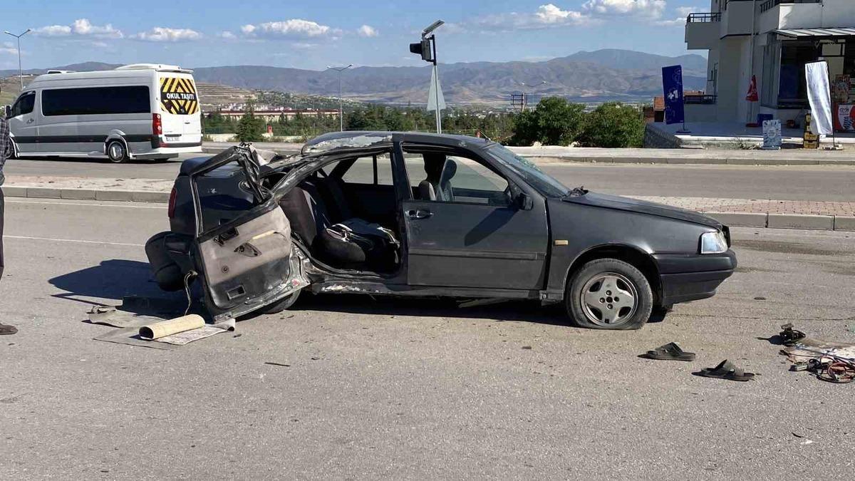 Elazığ'da Kaza: 1'i Ağır 3 Yaralı, Otomobil Aydınlatma Direğine Çarptı Elazığ'da Kaza: 1'i Ağır 3 Yaralı, Otomobil Aydınlatma Direğine Çarptı