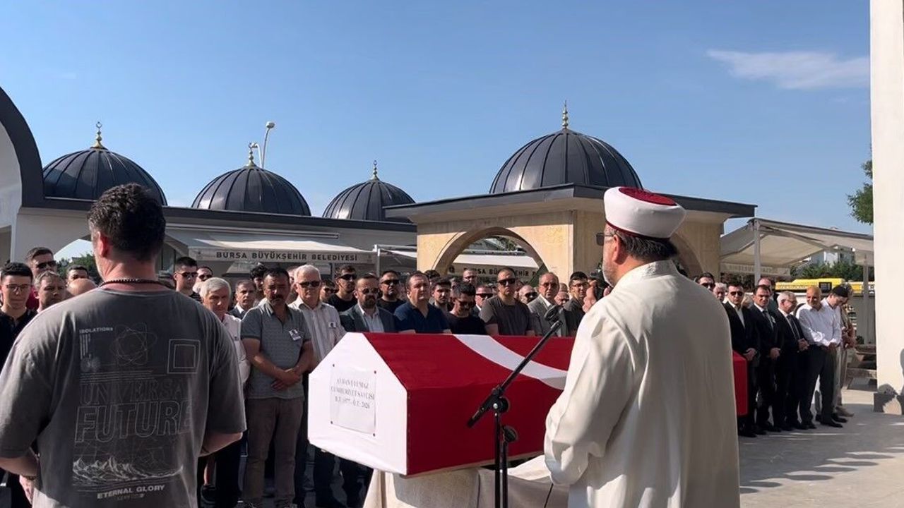 Cumhuriyet Savcısı Ayhan Uyumaz: Duruşmada Kalp Krizi Geçirerek Hayatını Kaybetti Cumhuriyet Savcısı Ayhan Uyumaz: Duruşmada Kalp Krizi Geçirerek Hayatını Kaybetti