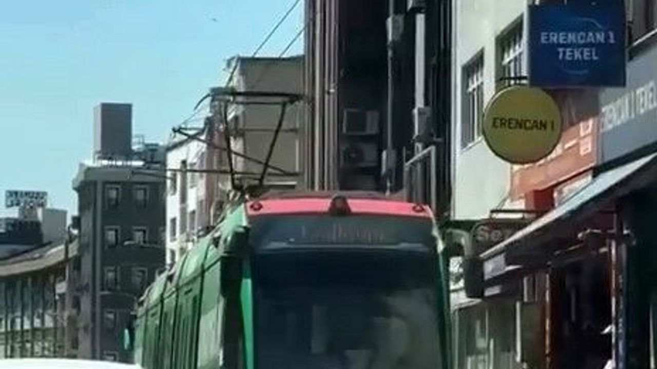 Bursa'da İki Çocuk Tramvayın Arkasına Tutunarak Tehlikeli Yolculuk Yaptı Bursa'da İki Çocuk Tramvayın Arkasına Tutunarak Tehlikeli Yolculuk Yaptı