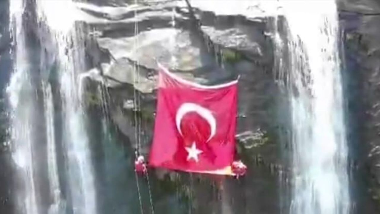 Jandarma'nın 187. Yıl Dönümü: Suuçtu'da Şanlı Bayrak Göklere Çekildi Jandarma'nın 187. Yıl Dönümü: Suuçtu'da Şanlı Bayrak Göklere Çekildi