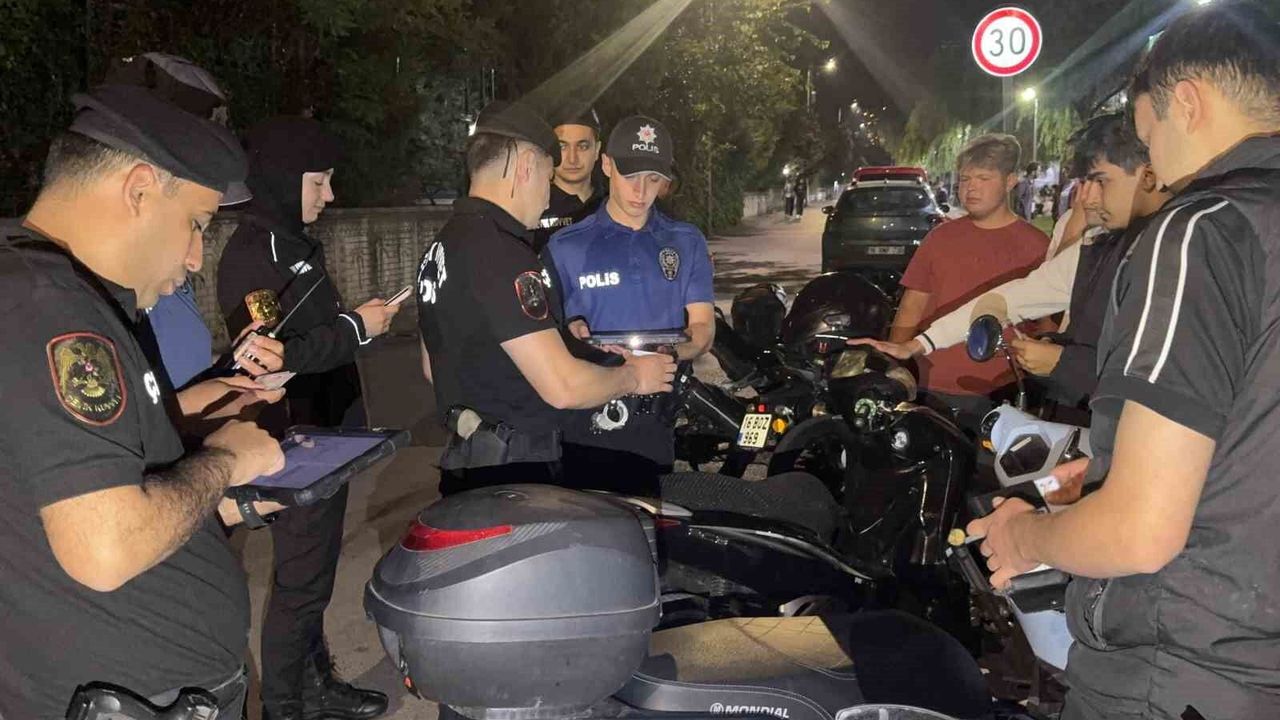 Bursa'da YKS Öncesi Huzur Denetimi: Çok Sayıda Polis Görevde Bursa'da YKS Öncesi Huzur Denetimi: Çok Sayıda Polis Görevde