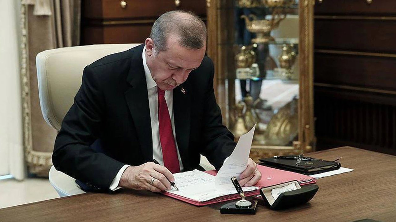 Cumhurbaşkanlığı Kararnamesi: Gençlik ve Spor Bakanlığı'nda Önemli Değişiklikler Yapıldı Cumhurbaşkanlığı Kararnamesi: Gençlik ve Spor Bakanlığı'nda Önemli Değişiklikler Yapıldı