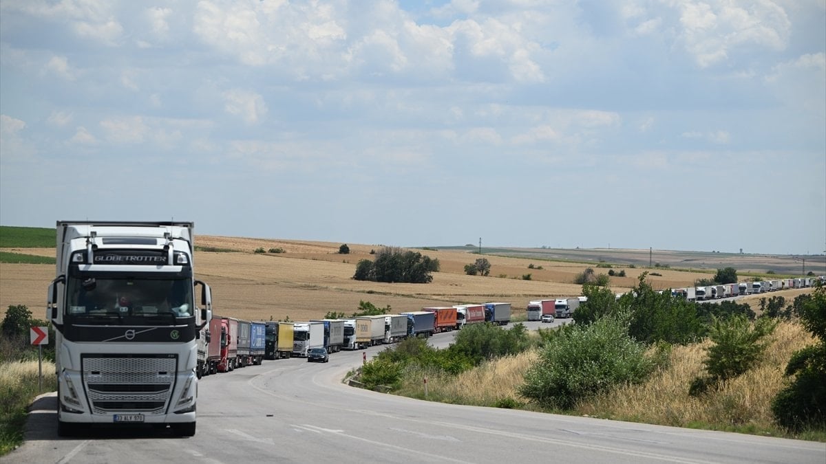 Hamzabeyli Sınır Kapısı'nda 23 Kilometrelik Tır Kuyruğu Oluştu Hamzabeyli Sınır Kapısı'nda 23 Kilometrelik Tır Kuyruğu Oluştu