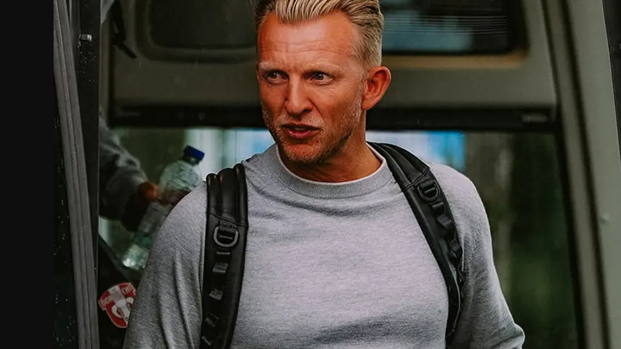 Dirk Kuyt, Dordrecht'ten Ayrıldı: Fenerbahçe İçin İstanbul'a Geliyor Dirk Kuyt, Dordrecht'ten Ayrıldı: Fenerbahçe İçin İstanbul'a Geliyor