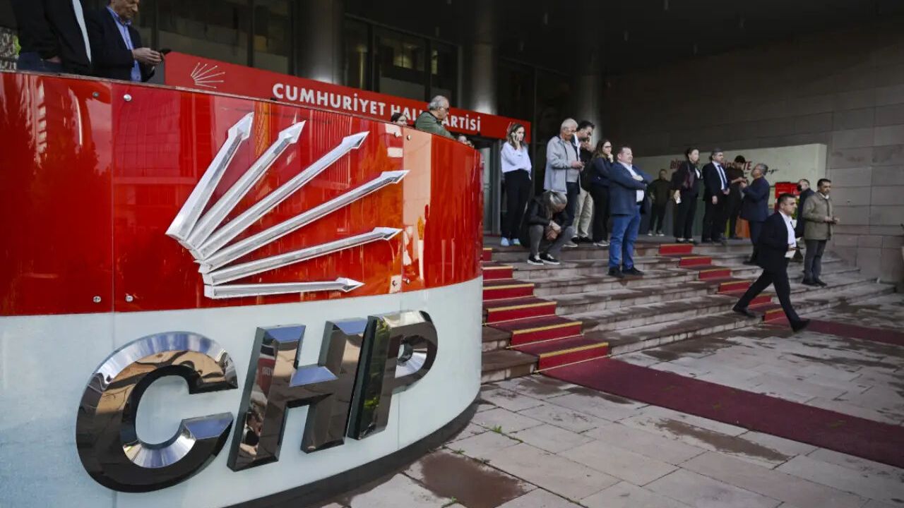CHP'de Görevden Almalar Devam Ediyor: Antalya ve Kayseri İl Başkanları Değişti CHP'de Görevden Almalar Devam Ediyor: Antalya ve Kayseri İl Başkanları Değişti