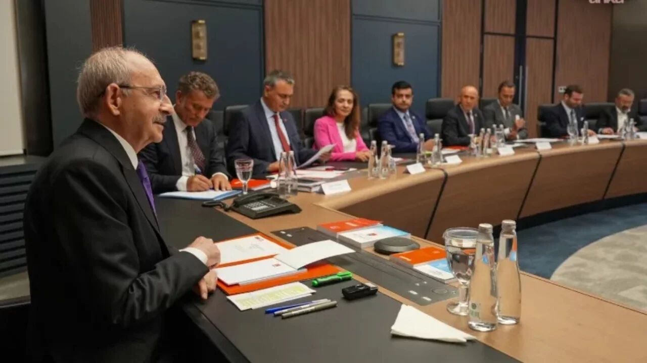 CHP Olağan Kurultay Süreci Eylül'de Başlıyor: İki İl Başkanı İhraç Edildi CHP Olağan Kurultay Süreci Eylül'de Başlıyor: İki İl Başkanı İhraç Edildi