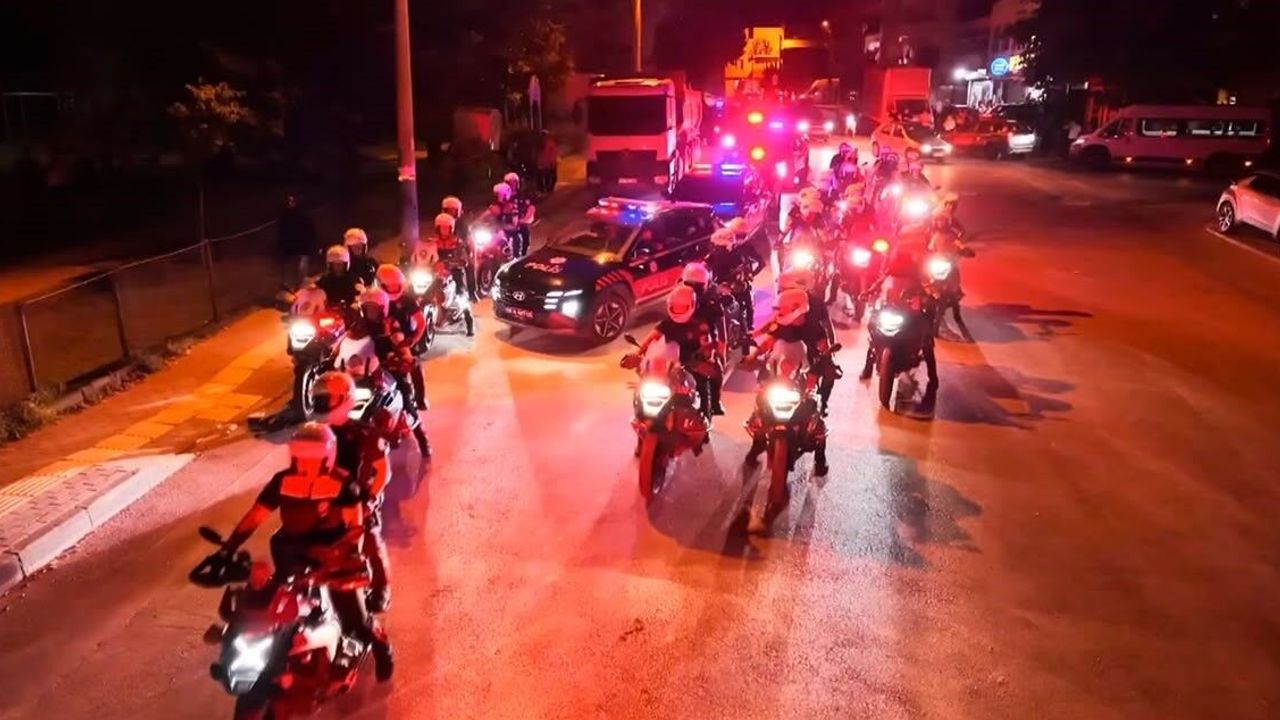 Bursa'da 1000 Polisle Huzur Operasyonu: Mahalleler Ablukaya Alındı Bursa'da 1000 Polisle Huzur Operasyonu: Mahalleler Ablukaya Alındı