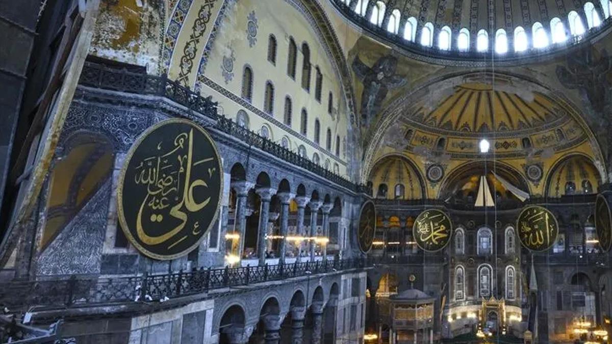 Ayasofya'da yüksek sesle İncil okuyan 2 kişi gözaltına alındı!