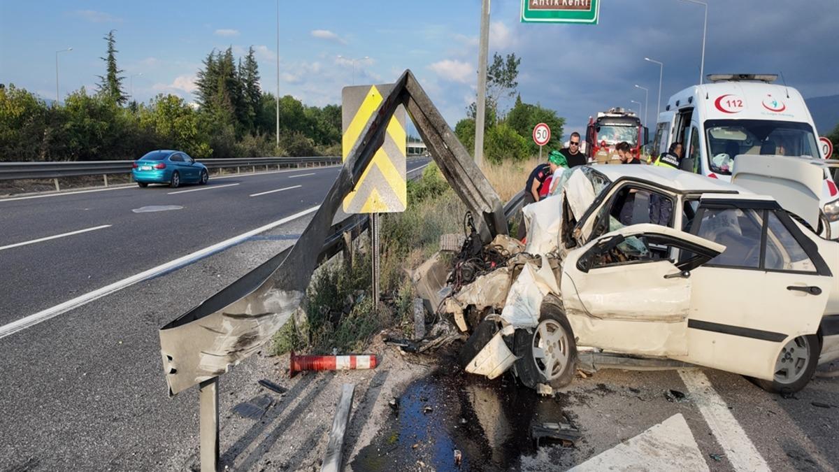 Anadolu Otoyolu'nda otomobil bariyere çarptı 3 yaralı