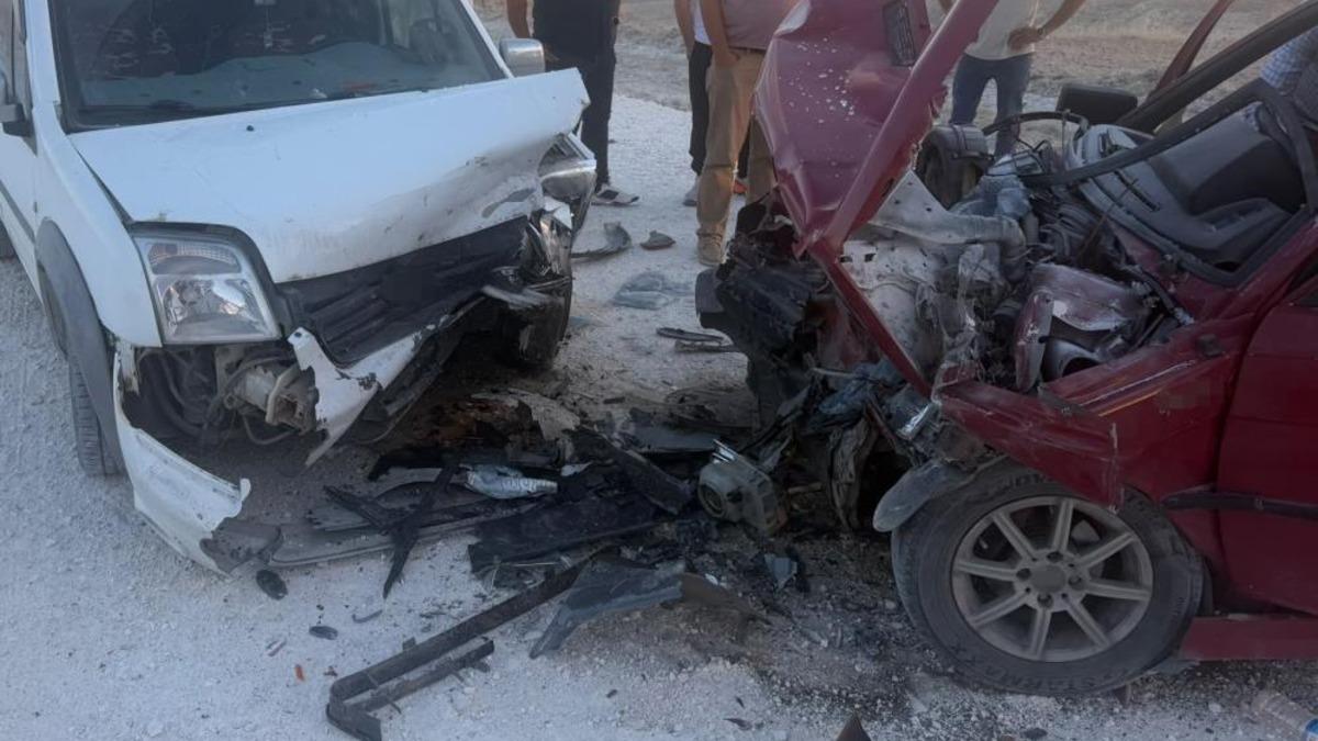 Eskişehir'de iki araç kafa kafaya çarpıştı: 1'i ağır 3 yaralı