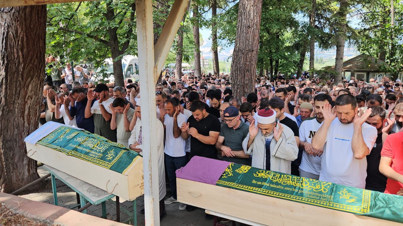Bursa'da genç çift son yolculuğuna birlikte uğurlandı