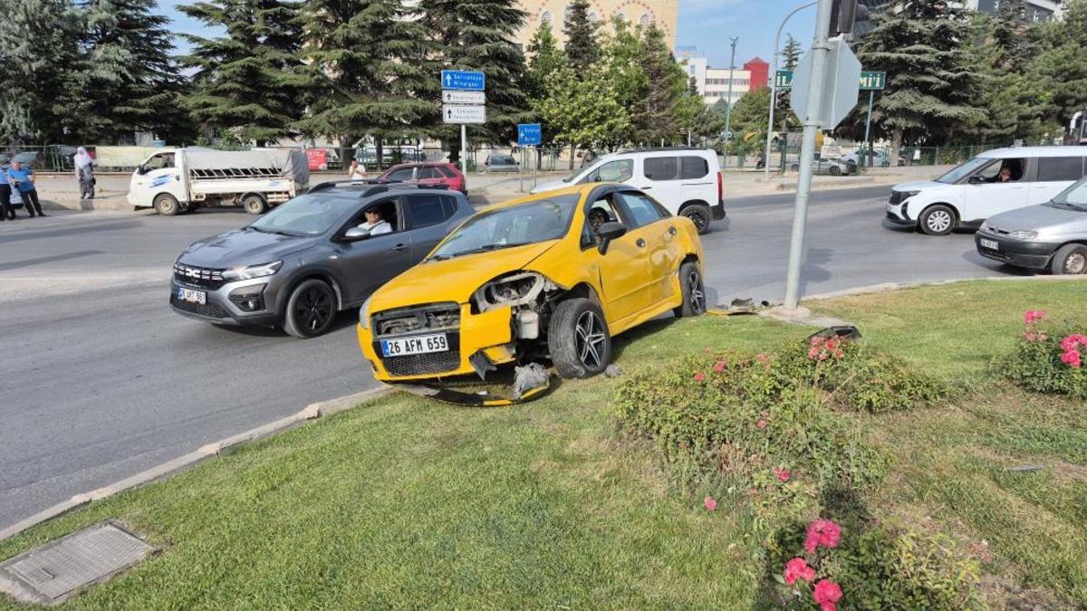 Eskişehir'de araç ile çarpışan otomobil kavşaktaki refüje çıktı