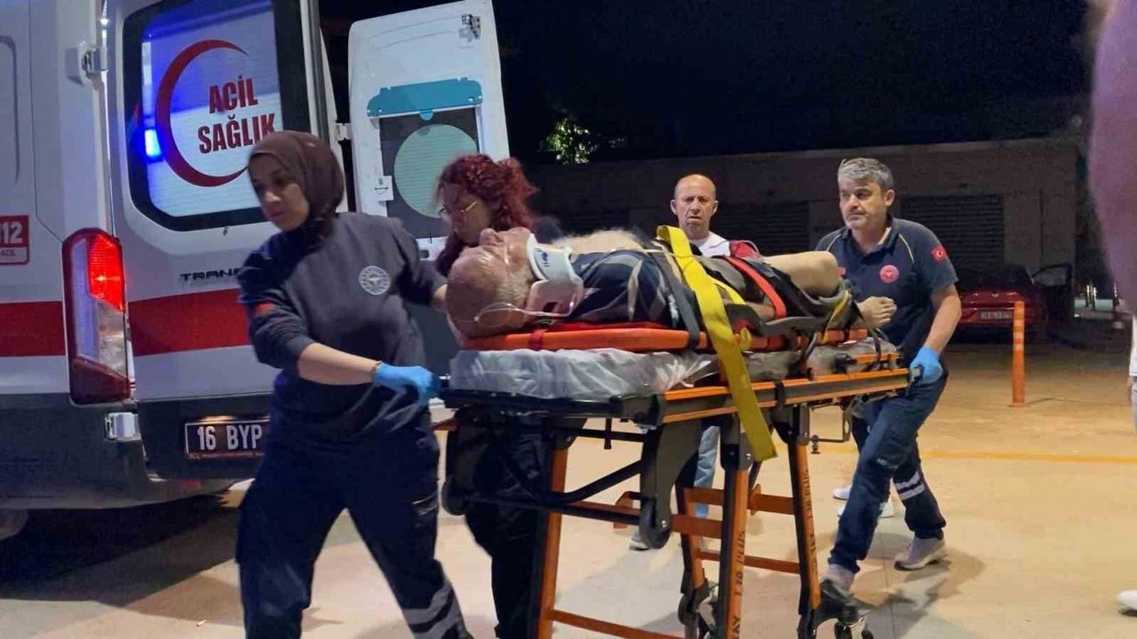 Devrilen traktörün sürücüsü ağır yaralandı