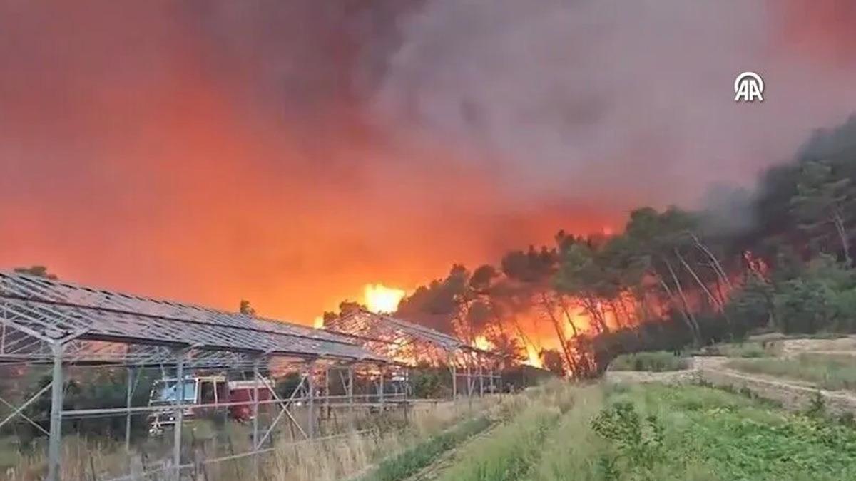 İspanya ve Fransa'da Yangınlar Nedeniyle 130 Bin Kişi Tahliye Ediliyor İspanya ve Fransa'da Yangınlar Nedeniyle 130 Bin Kişi Tahliye Ediliyor