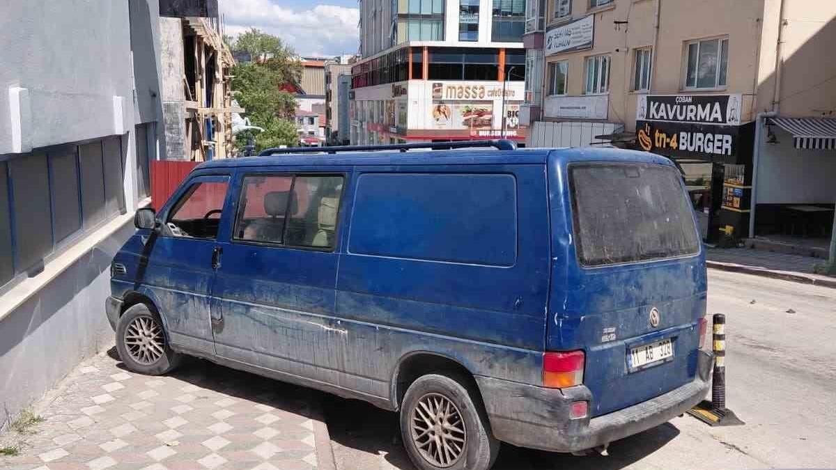 Bilecik'te Kaldırıma Park Eden Araçlar Yayaların Tepkisini Çekiyor Bilecik'te Kaldırıma Park Eden Araçlar Yayaların Tepkisini Çekiyor