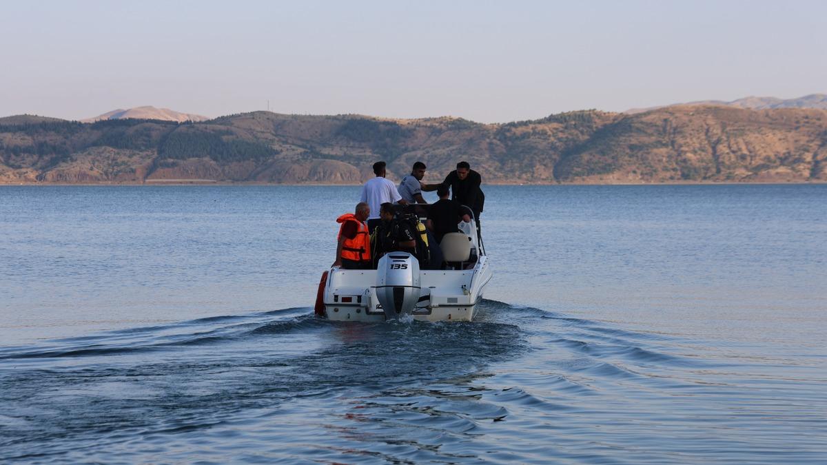 Elazığ'da Hazar Gölü'nde Kaybolan 16 Yaşındaki Çocuk İçin Arama Çalışmaları Devam Ediyor