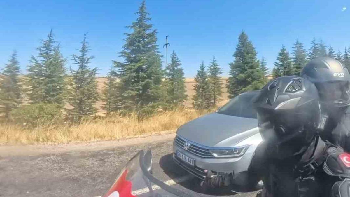 Otomobilin Motosiklete Tehlikeli Geçişi Kask Kamerasında