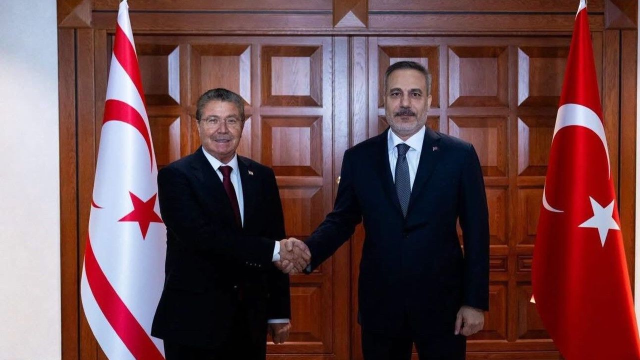 KKTC Başbakanı Ünal Üstel, Hakan Fidan'ın İki Devletli Çözüm Vurgusunu Destekledi