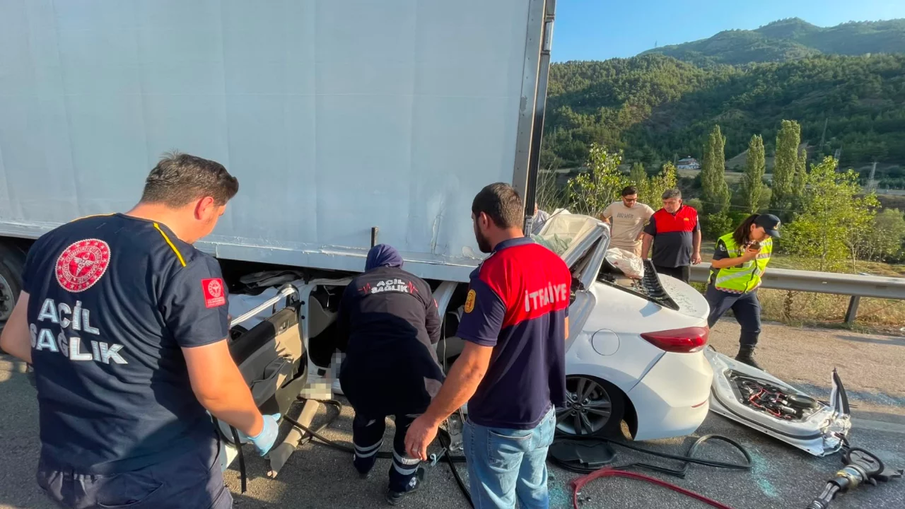 Bursa'dan Tokat'a Giden Otomobil Tıra Çarptı, Sürücü Hayatını Kaybetti Bursa'dan Tokat'a Giden Otomobil Tıra Çarptı, Sürücü Hayatını Kaybetti