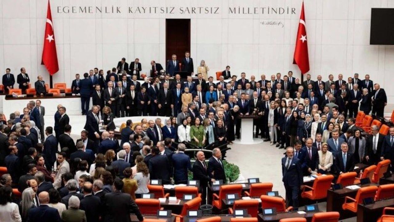 TBMM'de Çerçeve Yasa 467 oyla kabul edildi: Siyasi dengeler değişiyor TBMM'de Çerçeve Yasa 467 oyla kabul edildi: Siyasi dengeler değişiyor