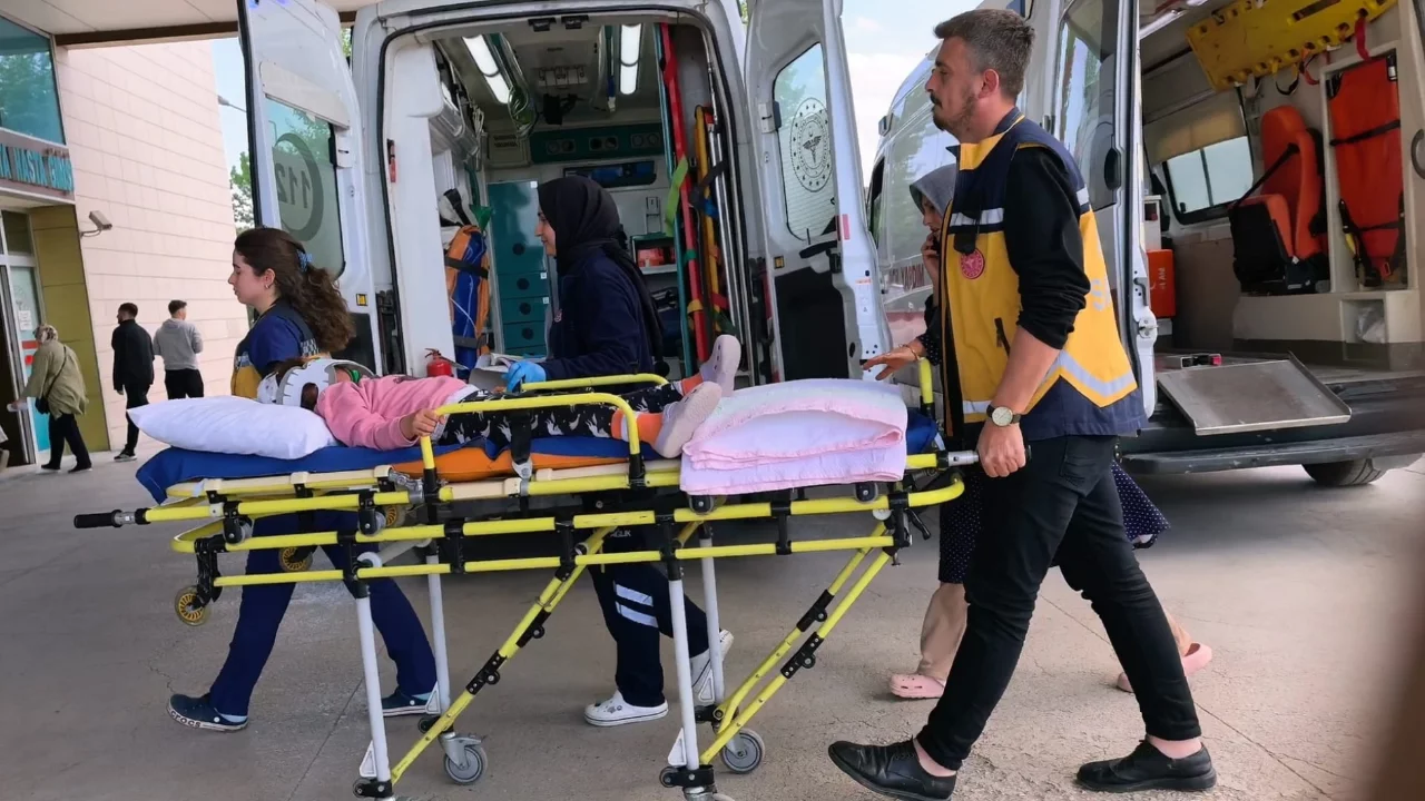 Bursa İnegöl'de Balkondan Düşen Mermer Parçası 5 Yaşındaki Miray'ın Ağır Yaralanmasına Neden Oldu