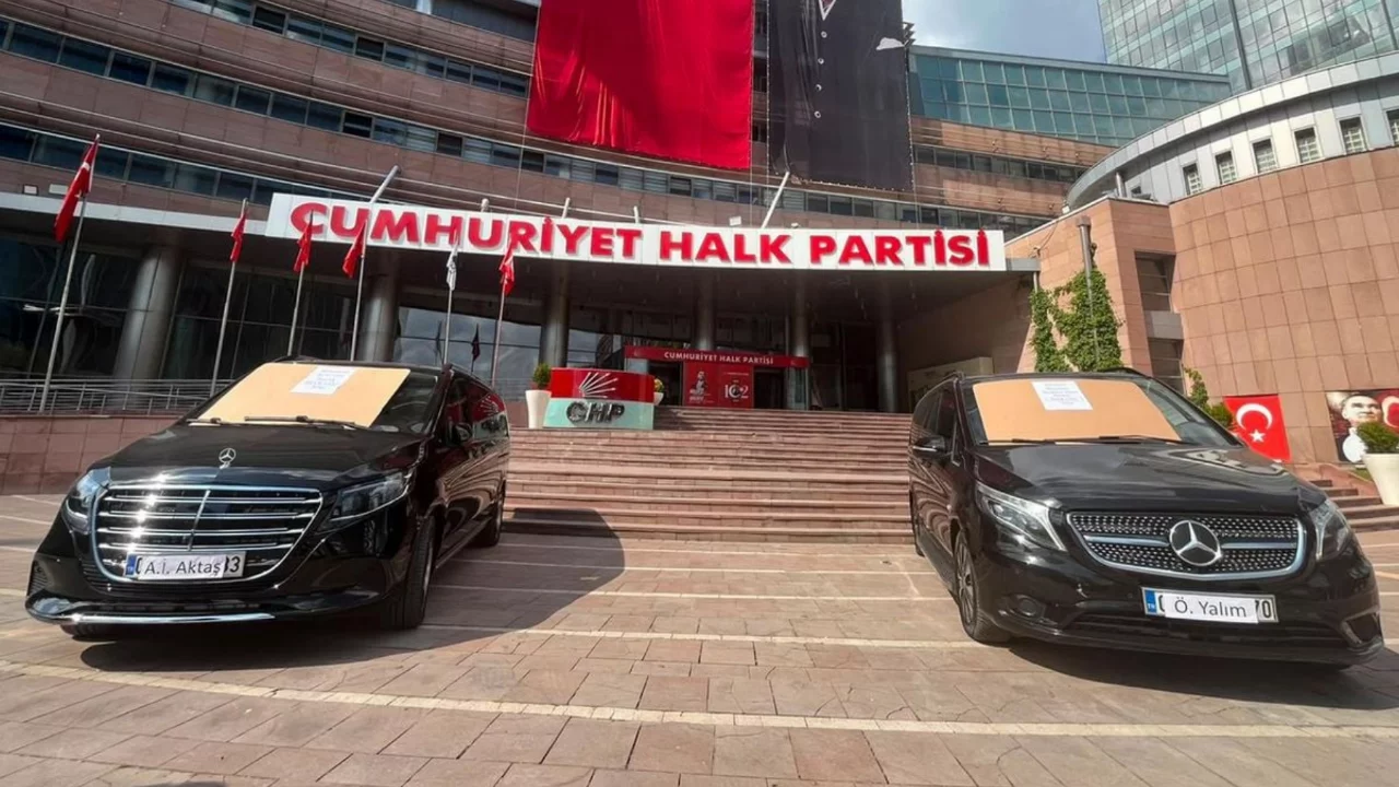 Kılıçdaroğlu, Özgür Özel'in Makam Araçlarını Satışa Çıkardı: Parti İçindeki Gerilim Büyüyor Kılıçdaroğlu, Özgür Özel'in Makam Araçlarını Satışa Çıkardı: Parti İçindeki Gerilim Büyüyor